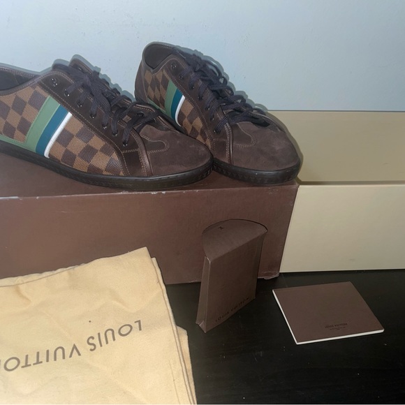 Brown Damier Louis Vuitton sneakers - Picture 2 of 4